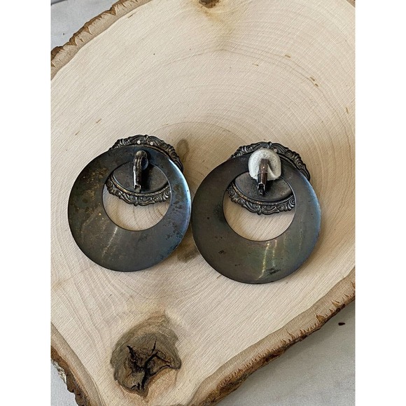 UNIQUE FAUX MALACHITE AND BRASS-TONE VINTAGE CLIP ON EARRINGS - Picture 9 of 9